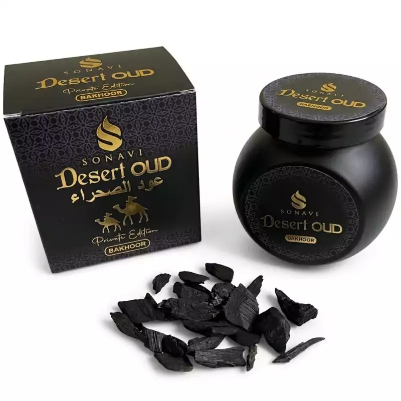 40gms-Desert-Oud-Sonavi-IBEDO40_Z Jar of Sonavi Desert Oud bakhoor incense chips next to its decorative box, with small oud wood pieces scattered around — 40g natural agarwood blend inspired by desert nights.
